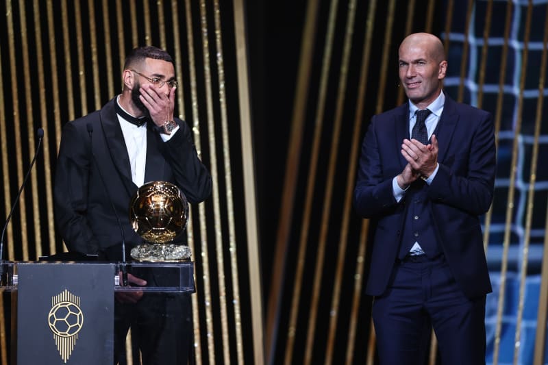 Benzema převzal Zlatý míč z rukou Zinédina Zidana (17.10.2022)