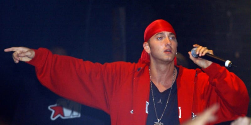 Eminem na začátku své kariéry zažil mnoho nezdarů. Zde na koncertě v roce 2001, kdy už jeho hvězda zhruba dva roky strmě stoupala.