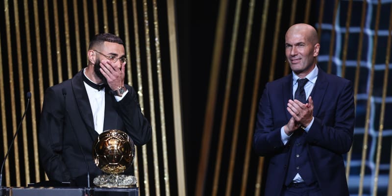 Benzema převzal Zlatý míč z rukou Zinédina Zidana (17.10.2022)