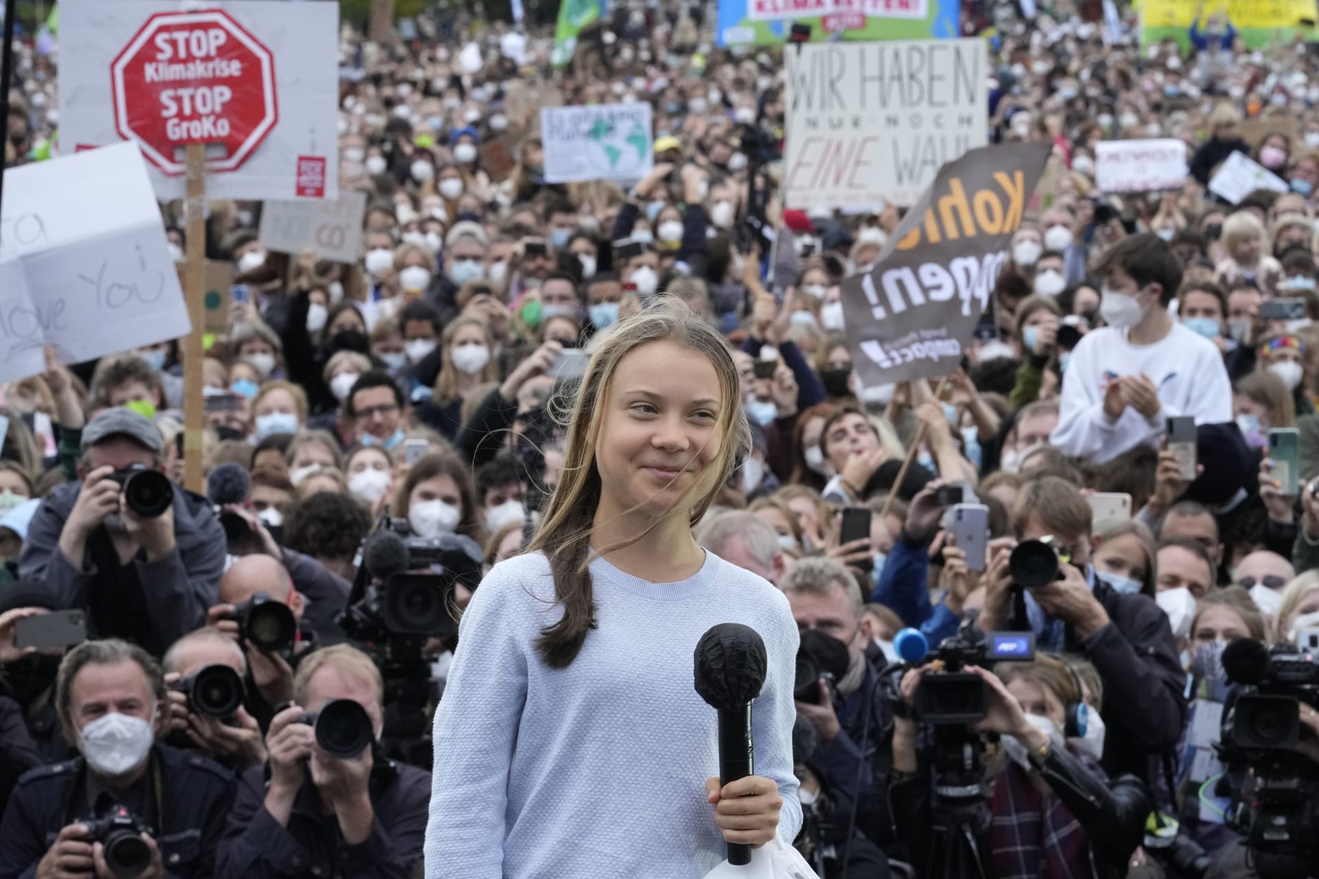 Švédská klimatická aktivistka Greta Thunbergová na pódiu během celosvětové stávky za klima Fridays for Future v Berlíně v pátek 24. září 2021