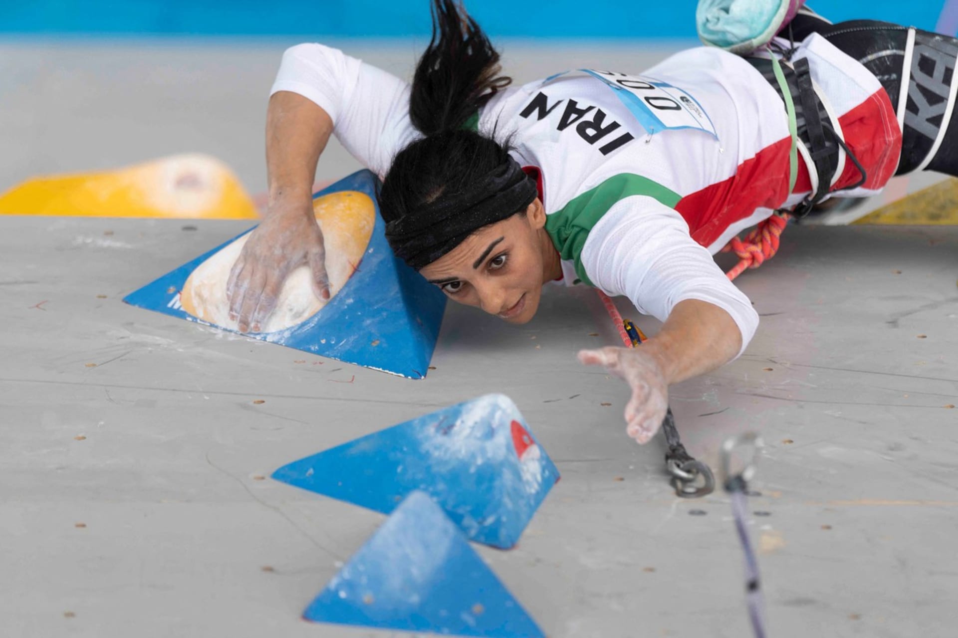 Elnaz Rekabiová se omluvila za to, že na asijském šampionátu v Soulu lezla po stěně bez hidžábu.