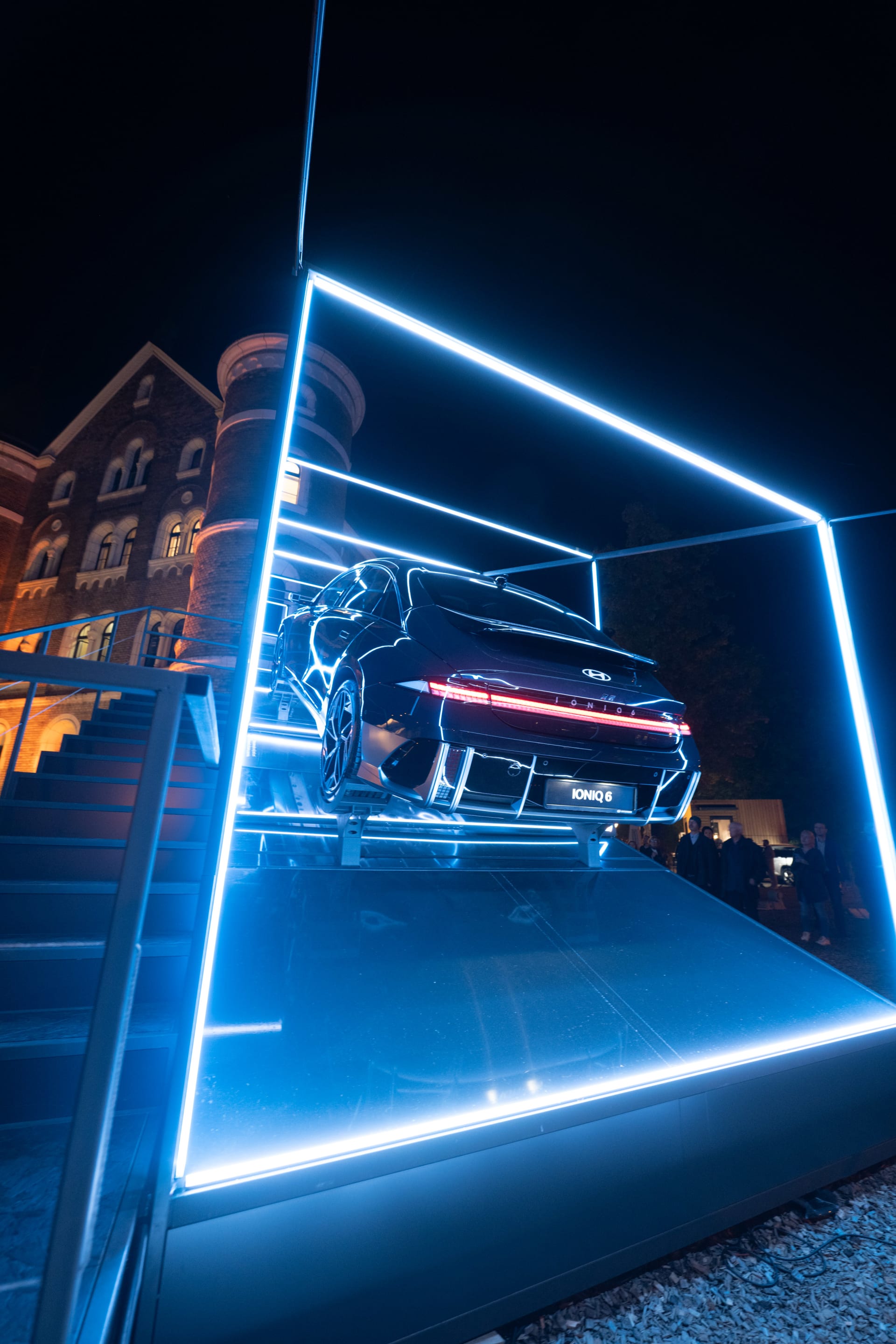 Proudnicová karoserie Ioniqu 6 se v noční světelné instalaci na Designbloku kouzelně vyjímala.