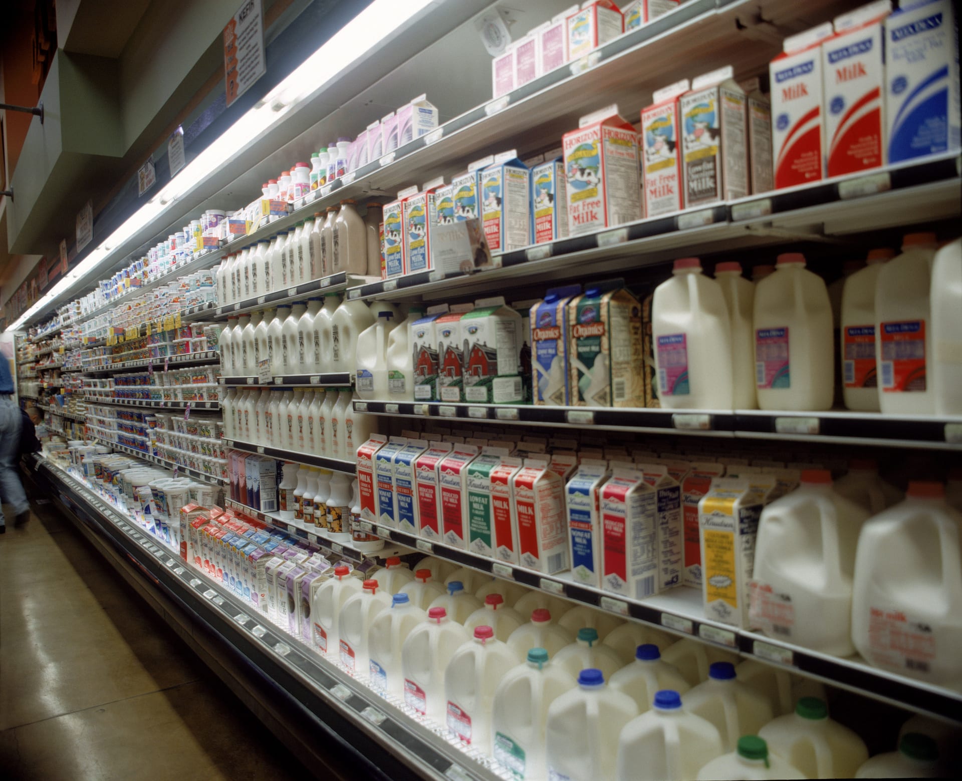 Aktivisté v obchodech vylévají mléko. (Ilustrační foto)