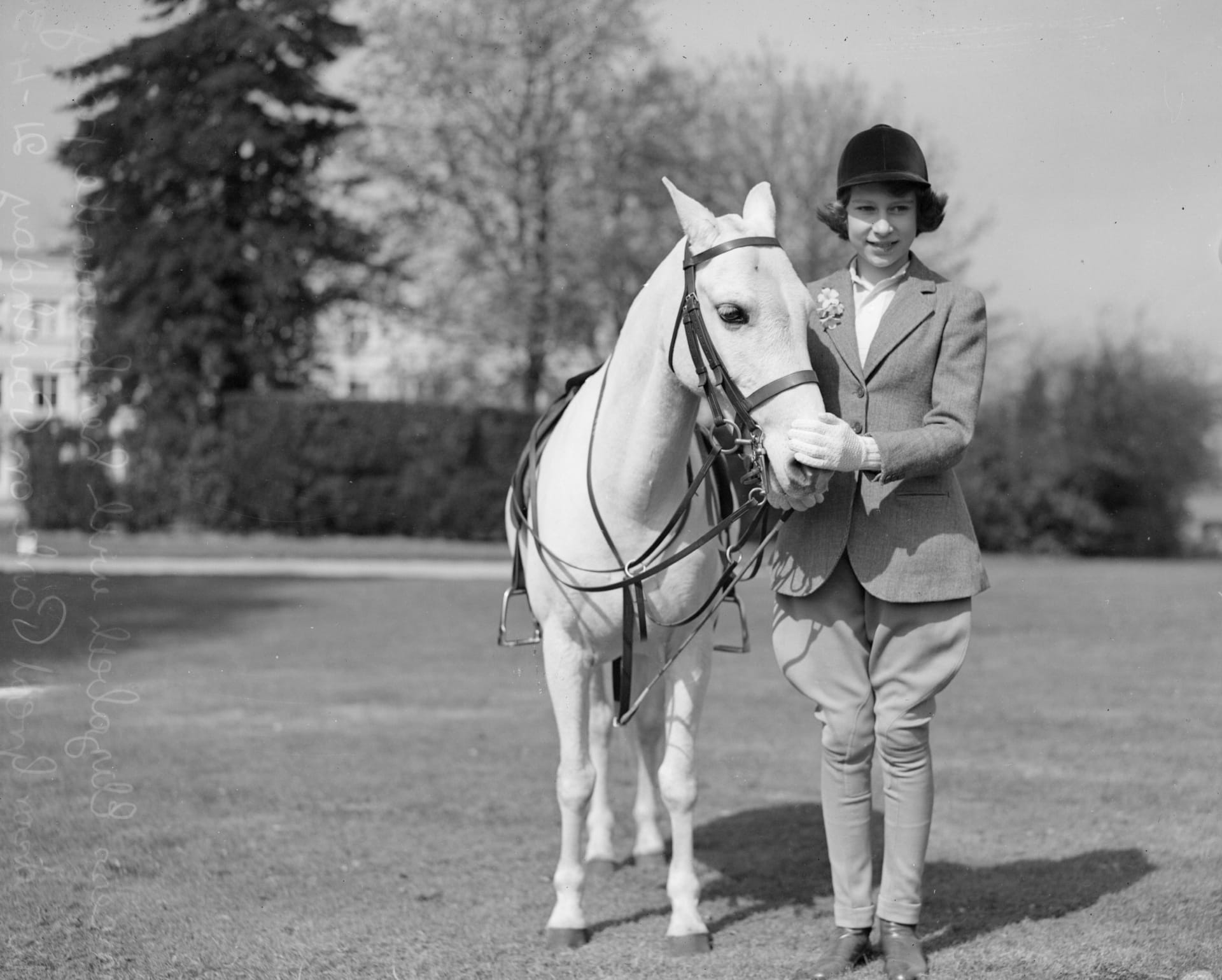 Královna Alžběta II. jako 13letá se svým poníkem v parku ve Windsoru.