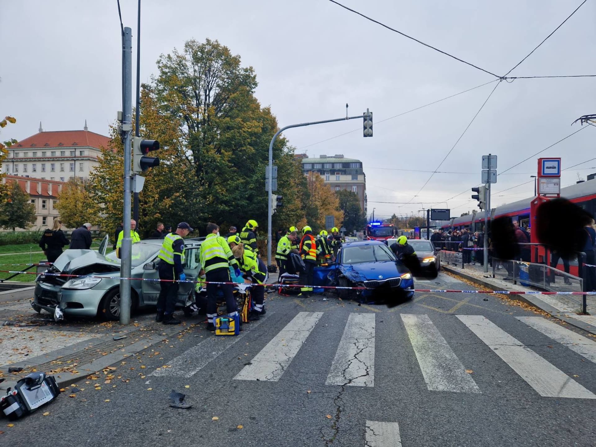 Hromadná nehoda šesti aut na Palackého náměstí v centru Prahy