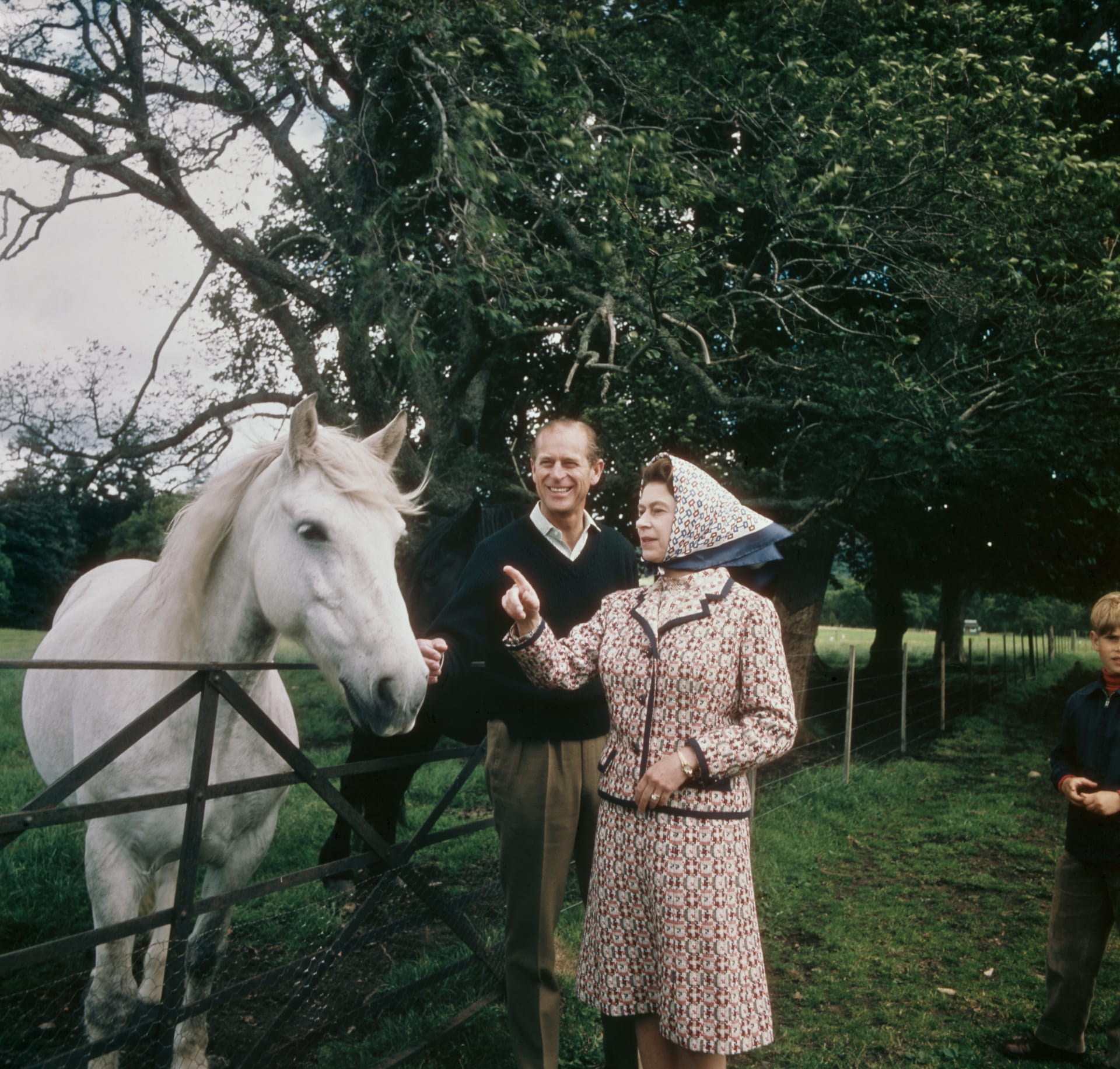 Královna Alžběta II. s manželem Philipem na návštěvě farmy v Balmoralu. Místo navštívili v roce 1972, kdy oslavili stříbrnou svatbu.