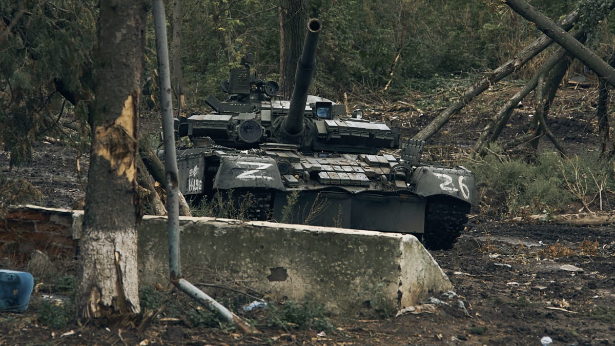 Opuštěný ruský tank v Izjumu, 13. září