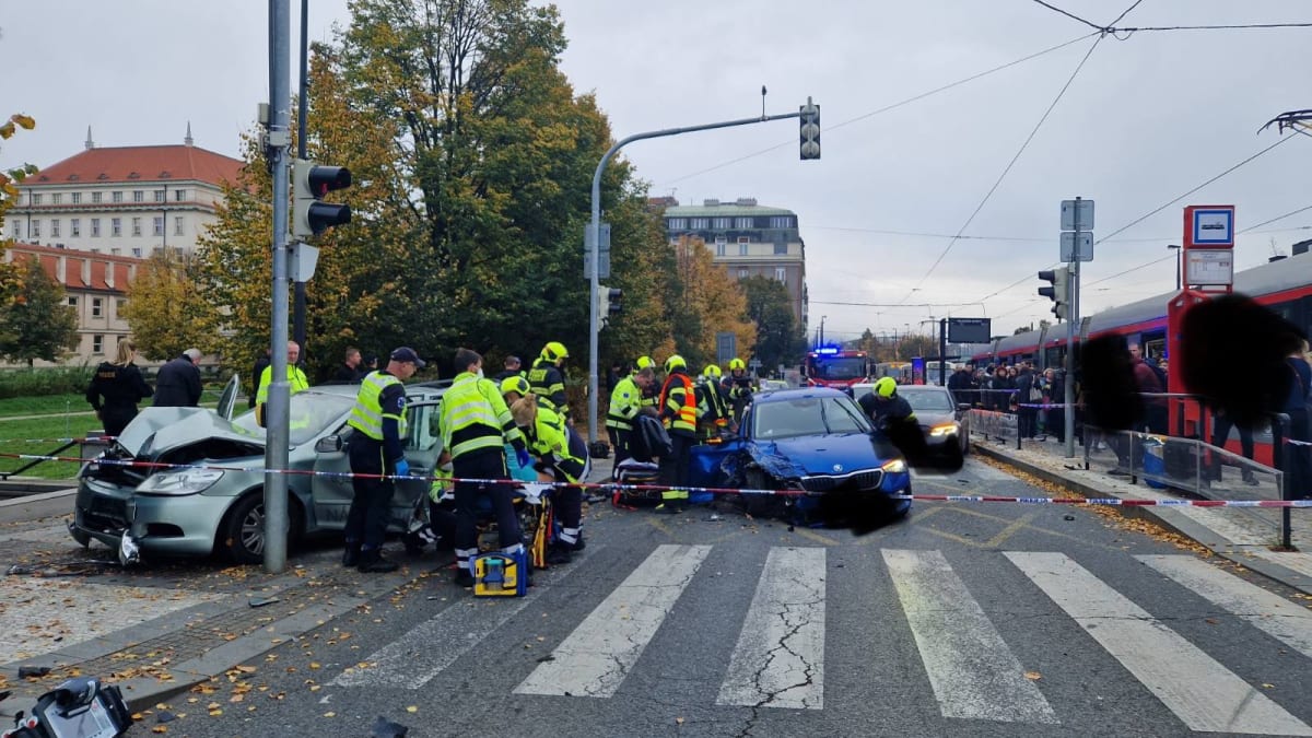 Hromadná nehoda šesti aut na Palackého náměstí v centru Prahy