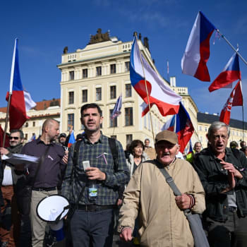 Ladislav Vrabel na protivládní demonstraci, 12. října