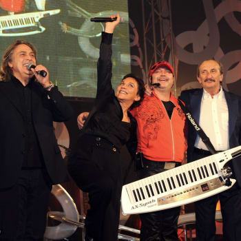 Franco Gatti (vpravo) během vystoupení skupiny Ricchi e Poveri na koncertu Michala Davida v Praze v roce 2012