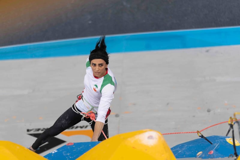 Elnaz Rekabiová se omluvila za to, že na asijském šampionátu v Soulu lezla po stěně bez hidžábu.