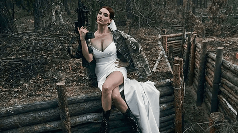 Jevgenija Emerald se vdala v lese během války na Ukrajině.