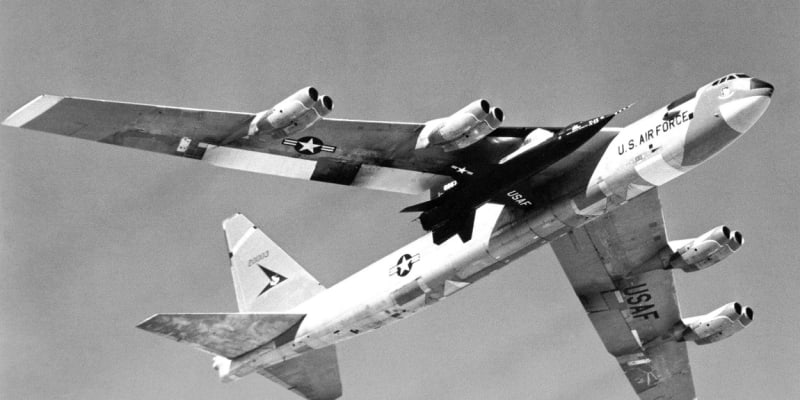 X-15 byl do vzduchu vynášen