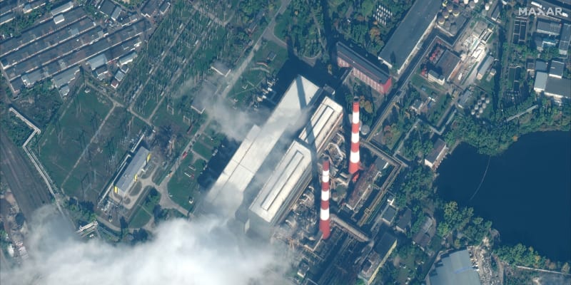Satelitní snímek zasažené elektrárny v Kyjevě