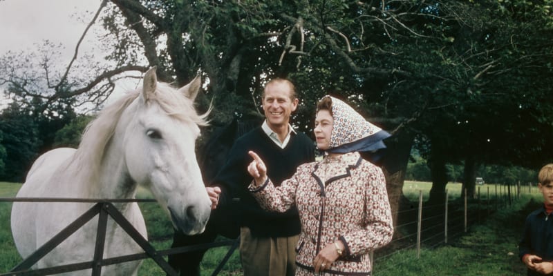 Královna Alžběta II. s manželem Philipem na návštěvě farmy v Balmoralu. Místo navštívili v roce 1972, kdy oslavili stříbrnou svatbu.