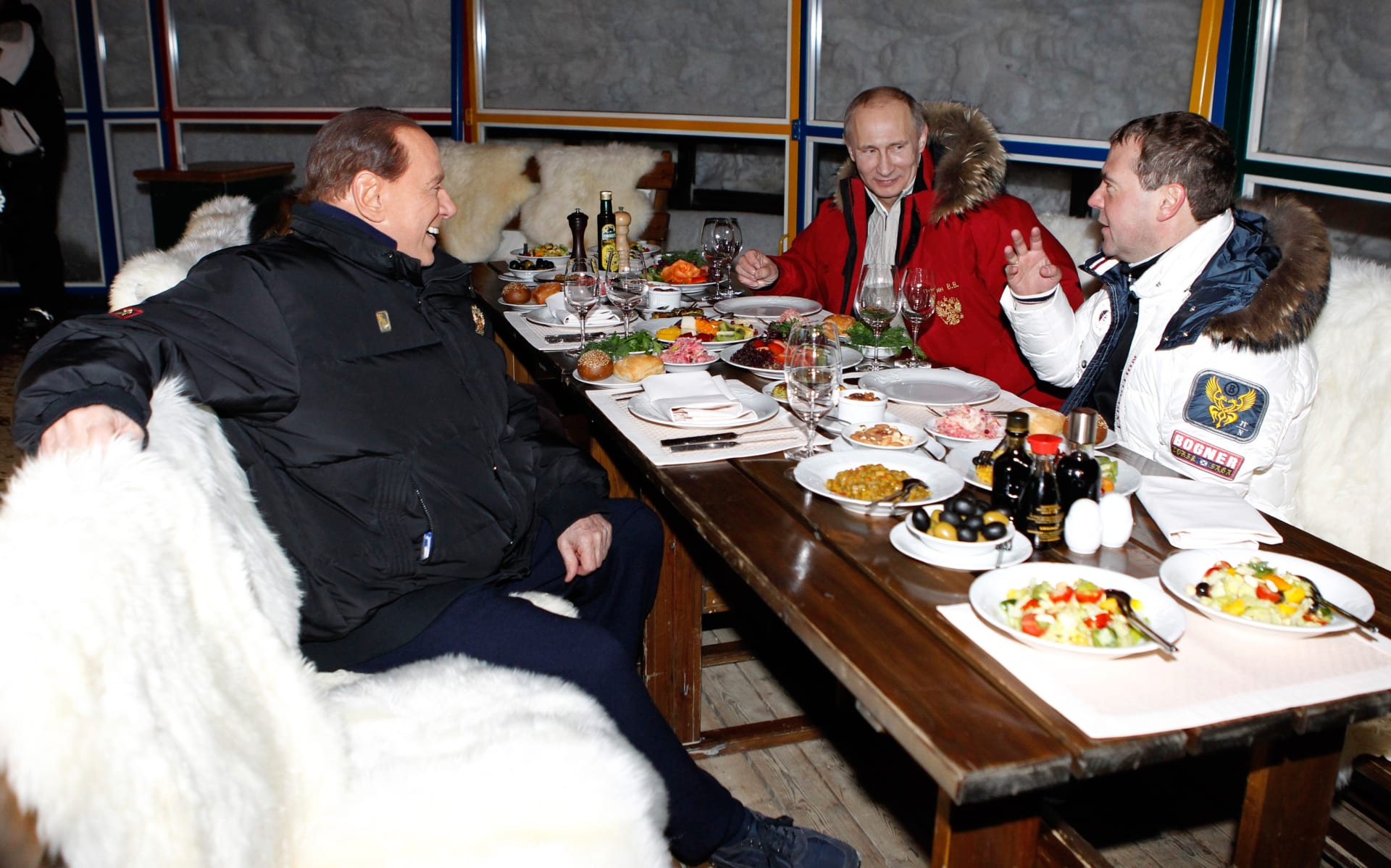 Silvio Berlusconi, Vladimir Putin a Dmitrij Medveděv v lyžařském středisku Krasnaja Poljana (2012)