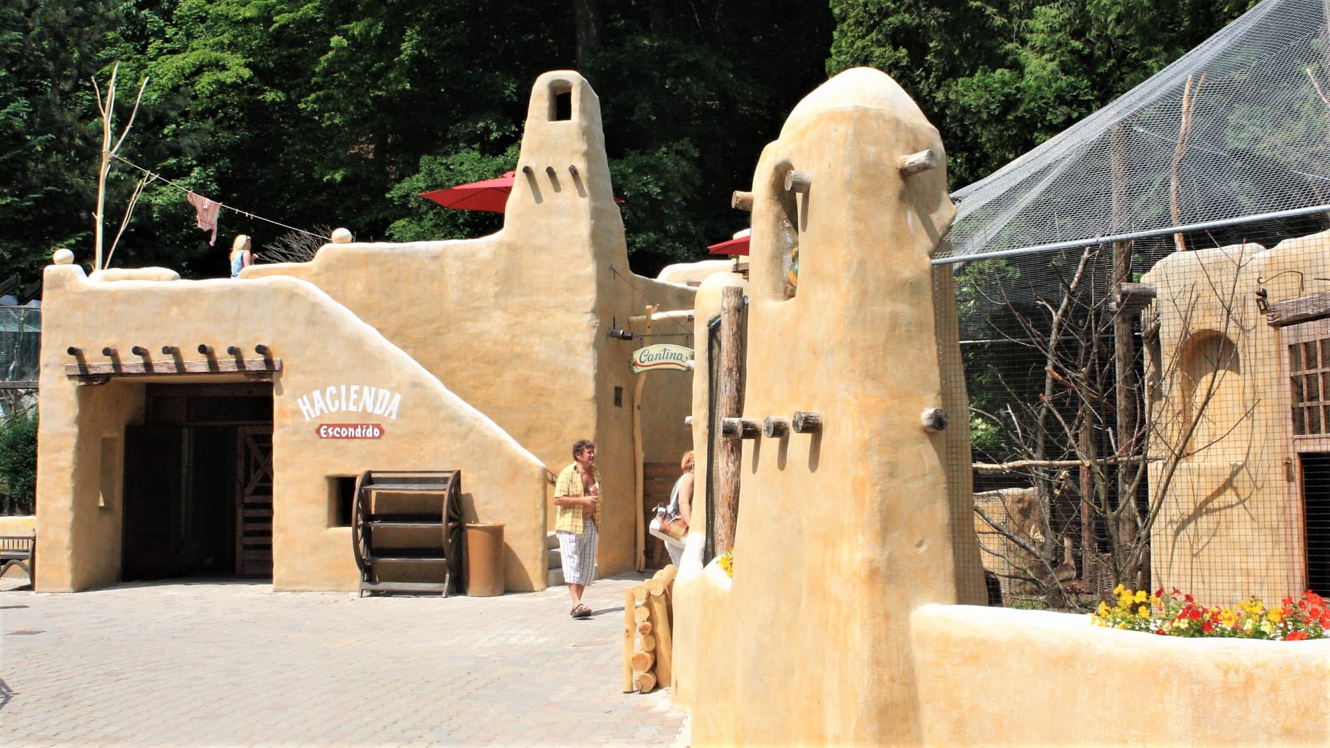 Zoo Jihlava:  pavilon v podobě hliněného puebla Hacienda Escondido, uvnitř kterého můžete poznat přírodu Amazonie s pobíhajícími opičkami, odpočívajícími lenochody či plovoucími rybami.
