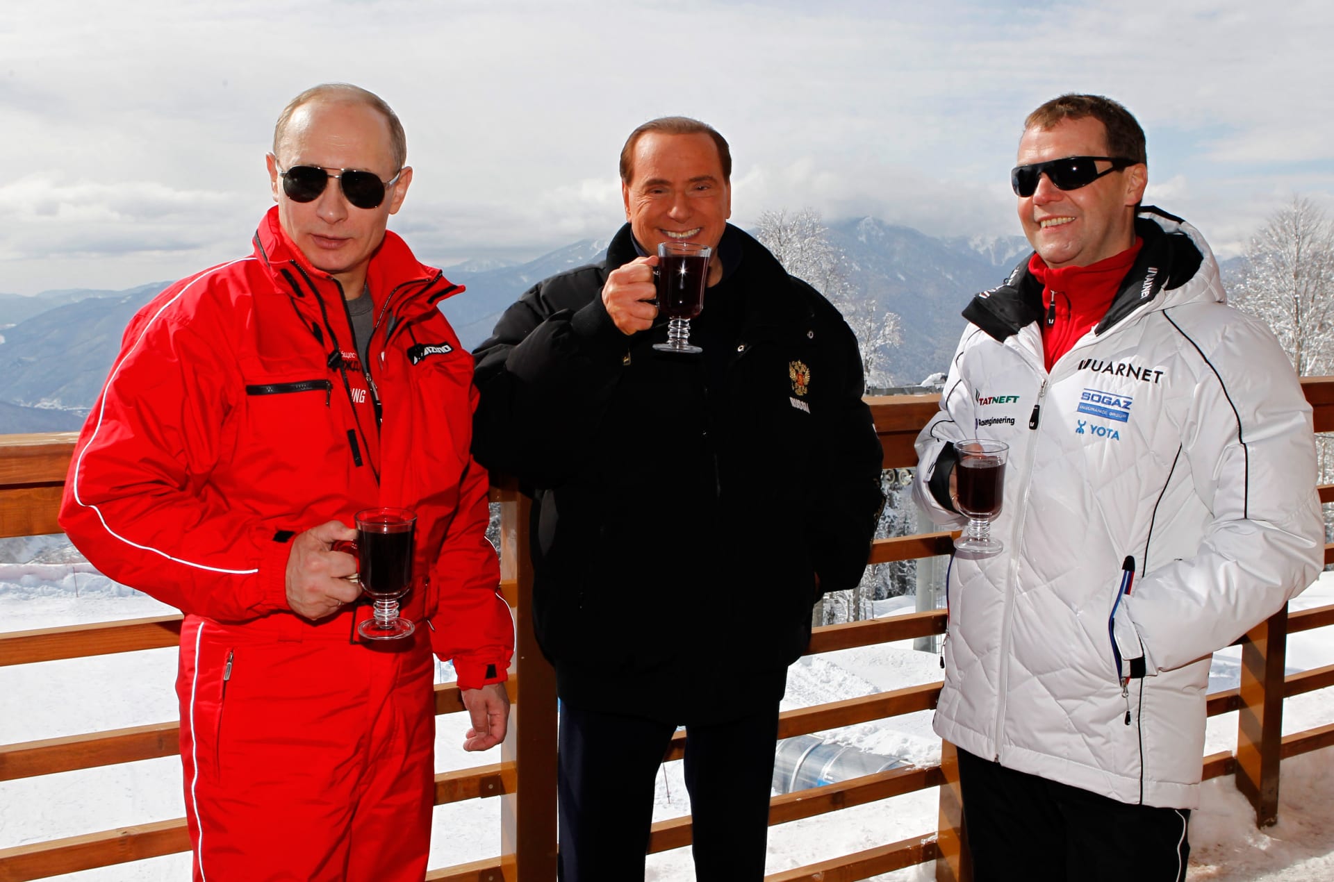 Silvio Berlusconi, Vladimir Putin a Dmitrij Medveděv v lyžařském středisku Krasnaja Poljana v roce 2012