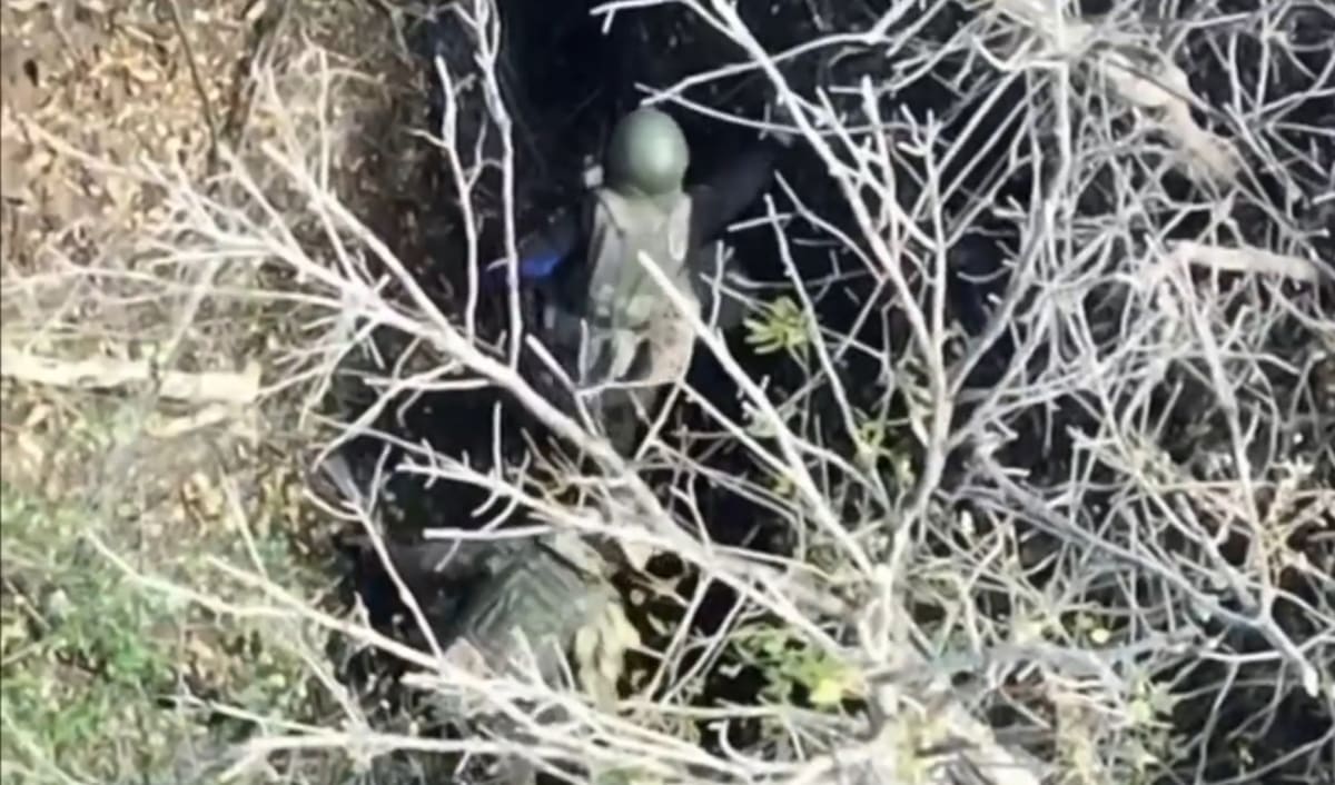 Ukrajinské drony útočí na ruské vojáky v zákopech.