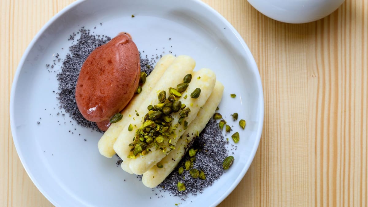 Bramborové šišky s mákem, oříškovým máslem a zmrzlinou podle restaurace RED Pif