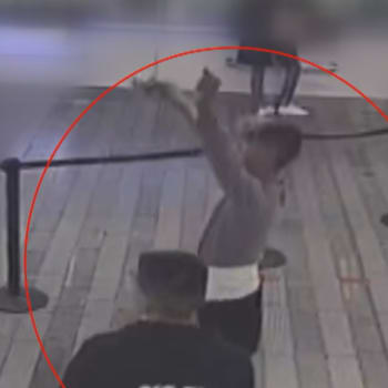 Mladík se u Hlavního nádraží pokusil oloupit seniorku