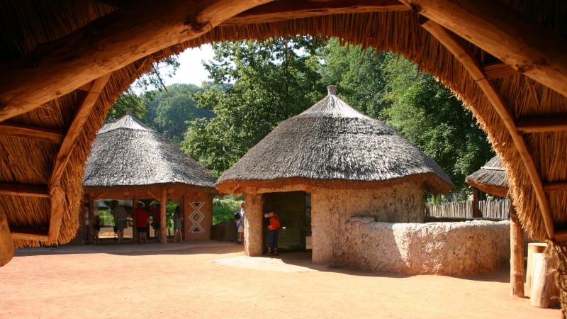 Zoo Jihlava: Africká vesnice Matongo je tvořena replikami hliněných staveb z afrického Zimbabwe, které poskytují nejenom přístřeší pro plameňáky či africká hospodářská zvířata, ale i prostory pro stylové výstavy a kulturní akce.