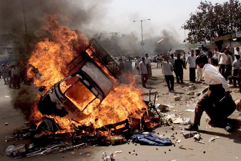 Zapalování aut, folklor indických protestů 