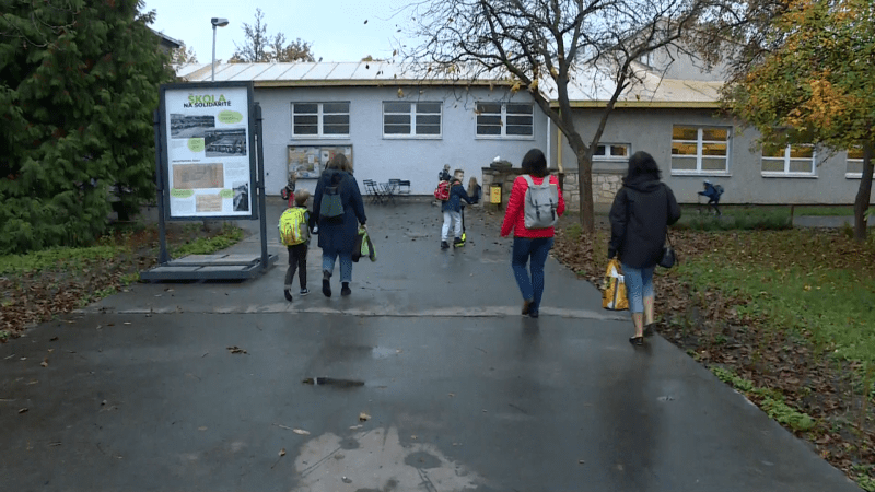 Poblíž pražských škol měl podezřelý muž lákat děti do dodávky.