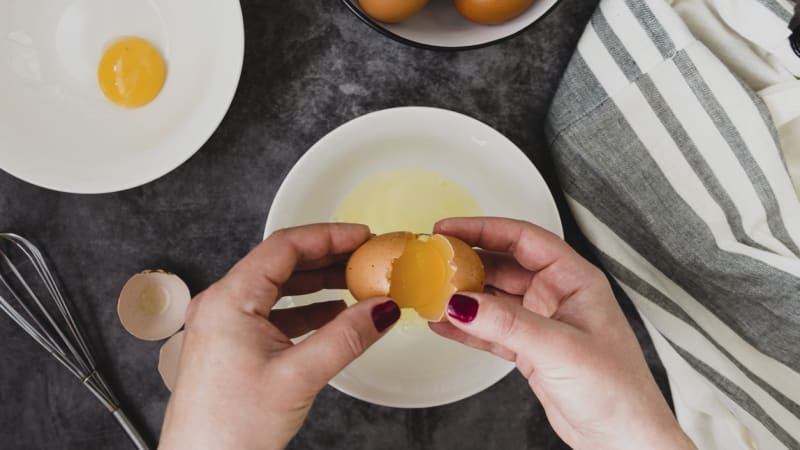 Rozbijte vejce bez malých kousků skořápek. Správná metoda vás nejspíš překvapí