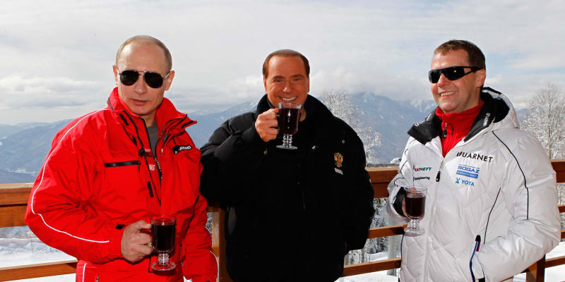 Silvio Berlusconi, Vladimir Putin a Dmitrij Medveděv v lyžařském středisku Krasnaja Poljana v roce 2012