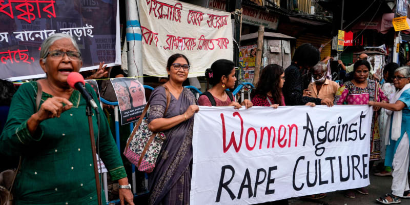 Ženy proti kultuře znásilňování. Protest v Kalkatě proti propuštění násilníků. 