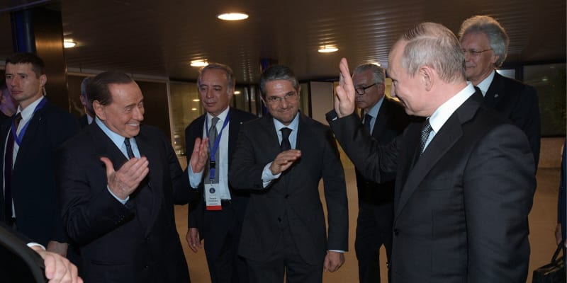 Silvio Berlusconi vítá Vladimira Putina na letišti při jeho návštěvě Itálie (2019)
