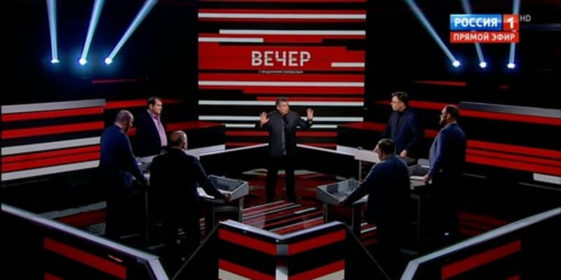Televizní studio kanálu Rossija 1, uprostřed stojí moderátor a známý prokremelský propagandista Vladimir Solovjov.