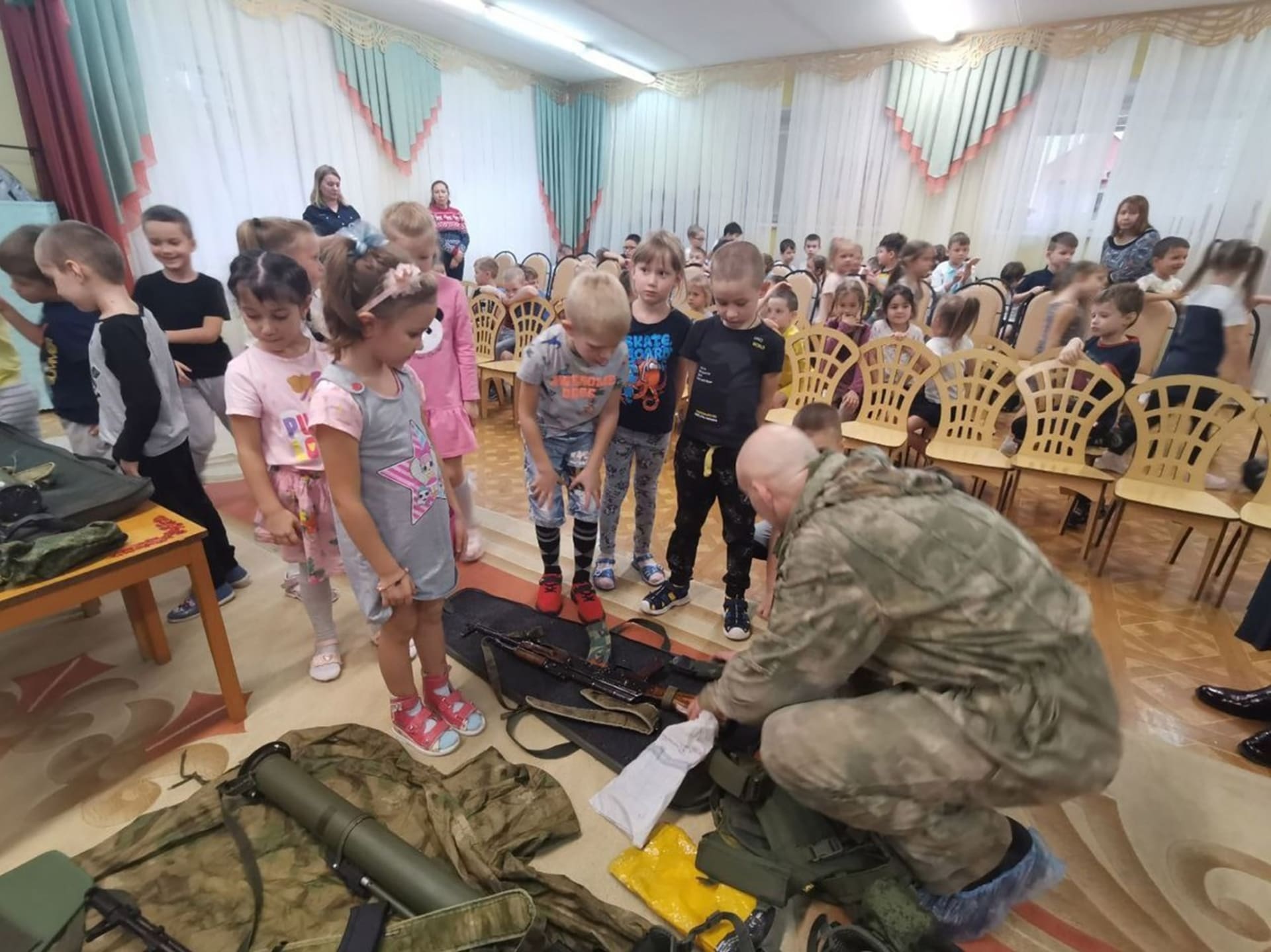 Čtyřleté děti v mateřské škole v Koroljově u Moskvy se učí zacházet se zbraněmi