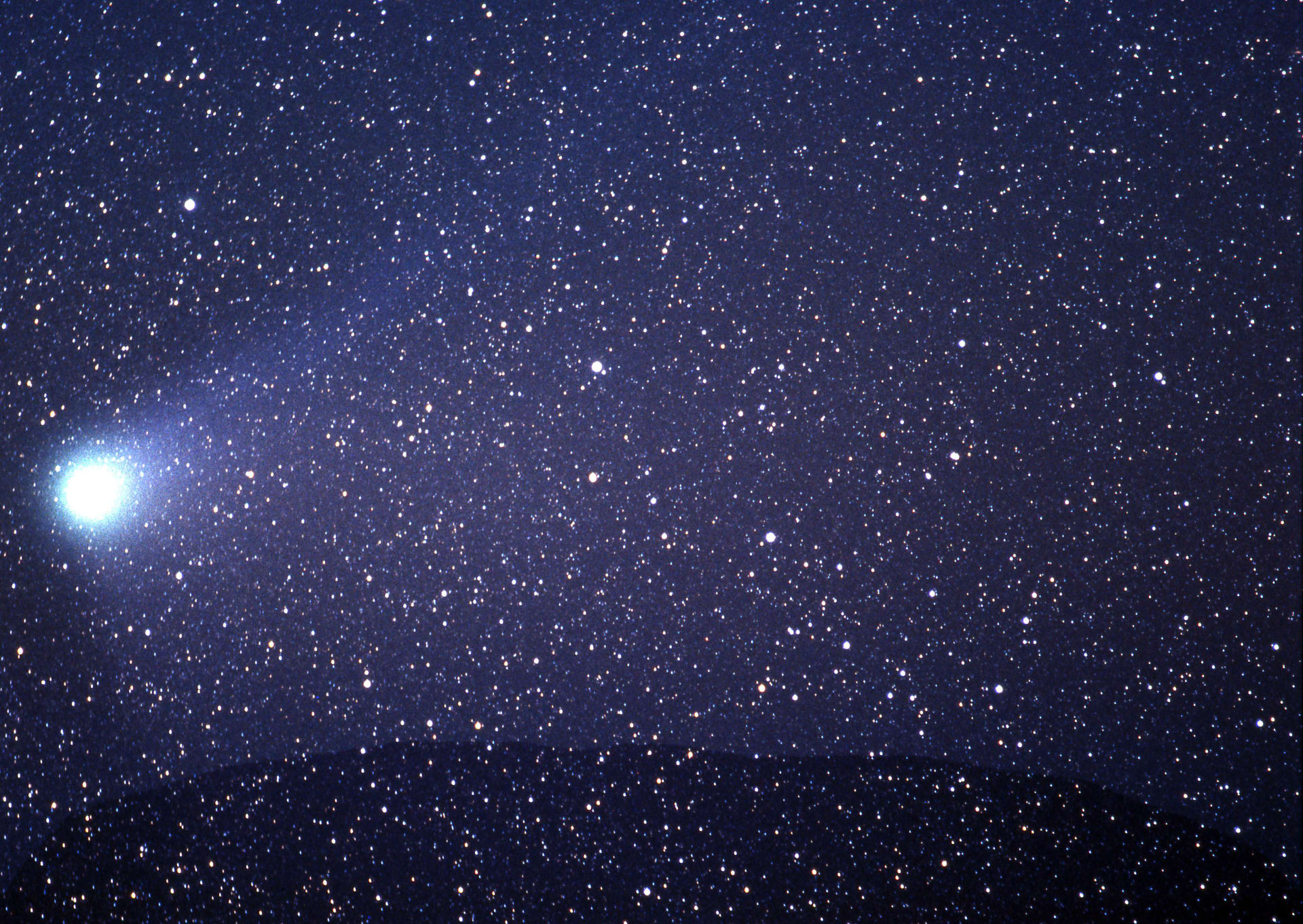 Halleyova kometa v roce 1986 nad posvátnou australskou horou Uluru