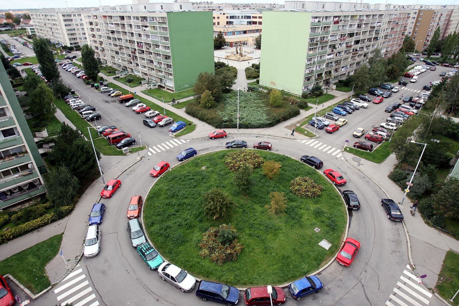 Problémy s parkováním v Praze řidiči řeší třeba i využitím kruhového objezdu. Snímek ze sídliště Velká Ohrada (Ilustrační foto)