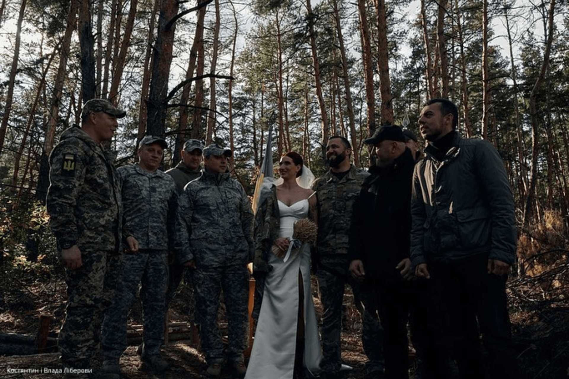 Svatba se konala v lese.