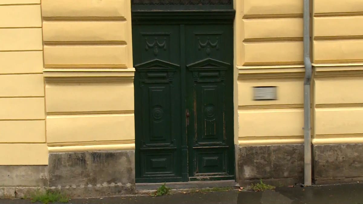 Policie z vraždy muže v jednom z pražských bytů obvila dvě osoby a otevřela další případ