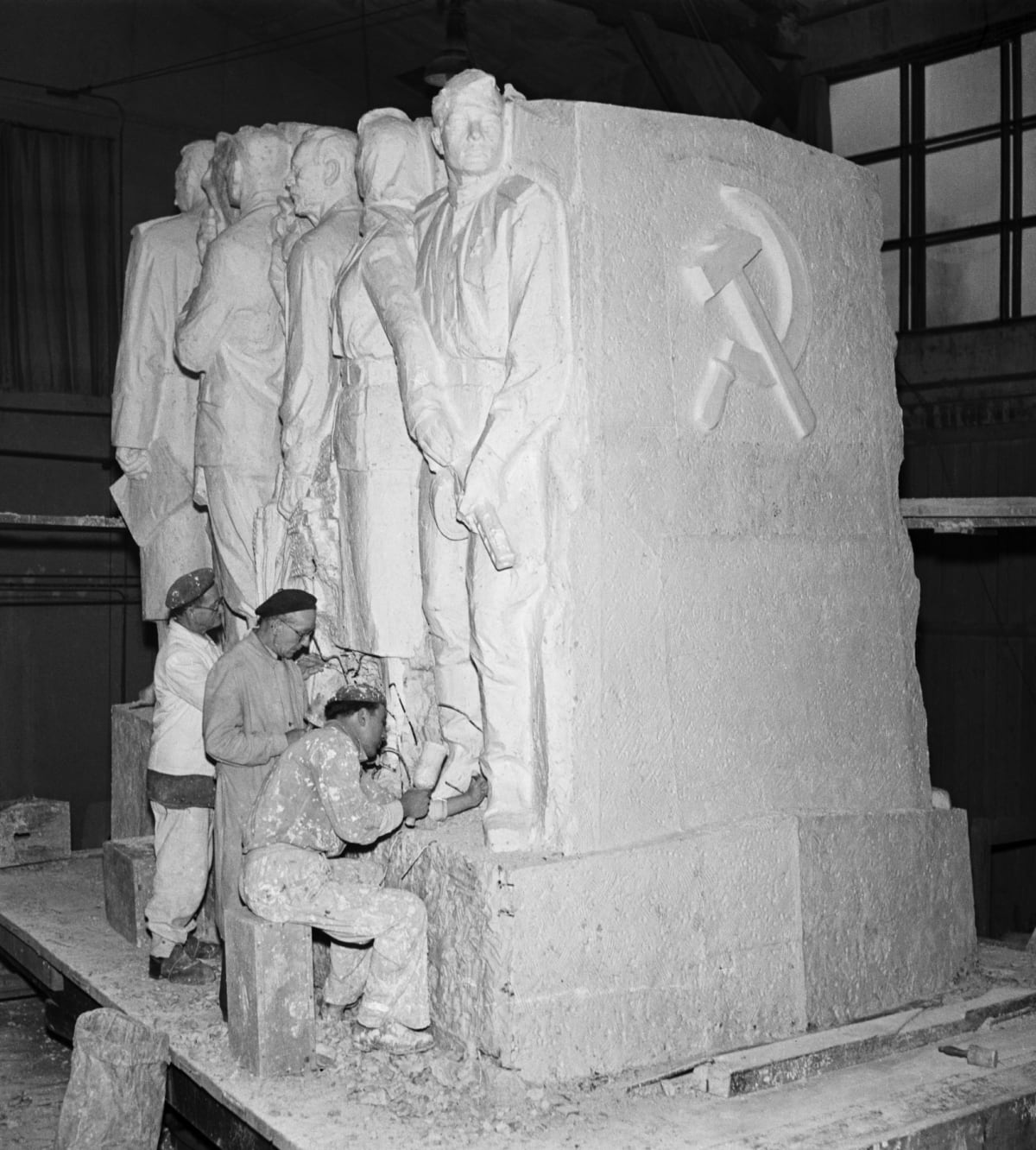 Sochaři pracují na modelu Stalinova pomníku.