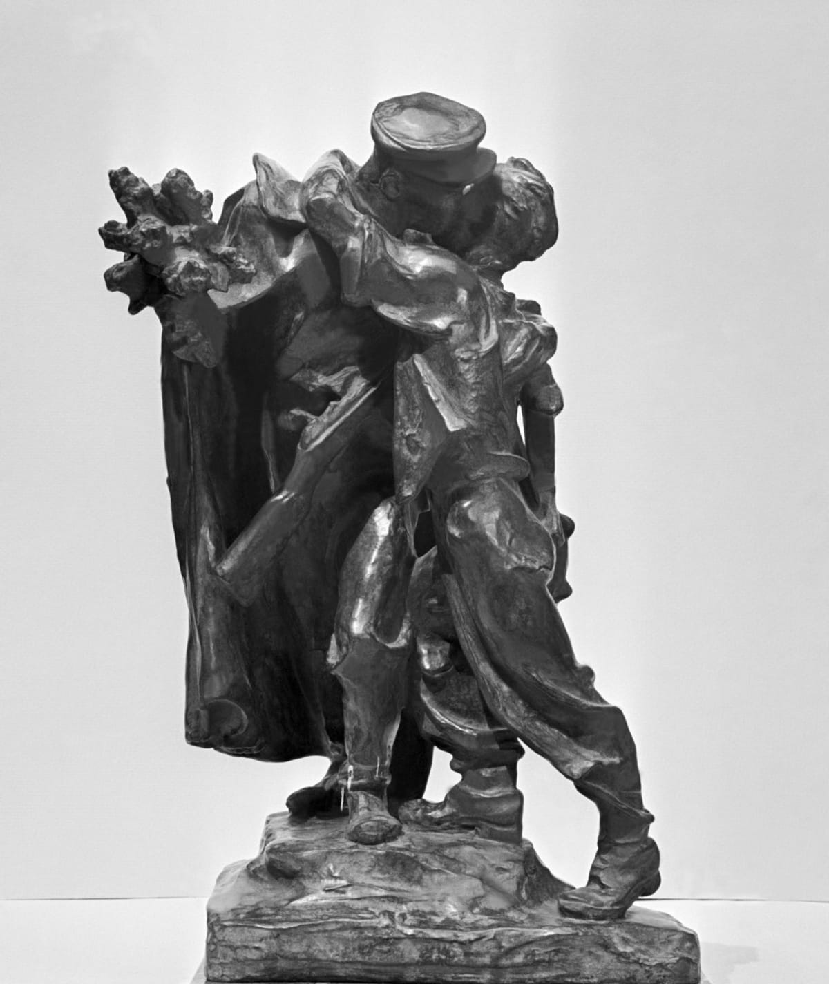 Socha Sbratření od Karla Pokorného, která zobrazuje líbajícího se barikádníka s rudoarmějcem.