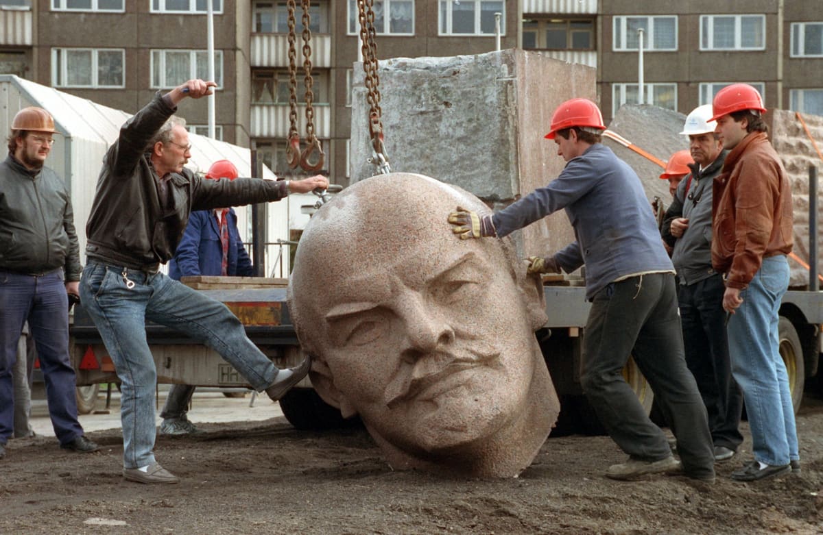 Konec Leninovy sochy v Berlíně v roce 1991.