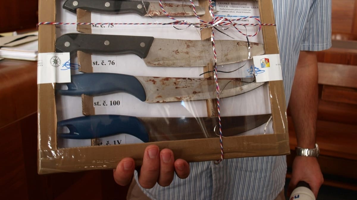 Nože, kterými Michael Galez zavraždil tři nevinné lidi.
