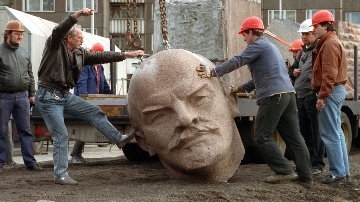 Konec Leninovy sochy v Berlíně v roce 1991.