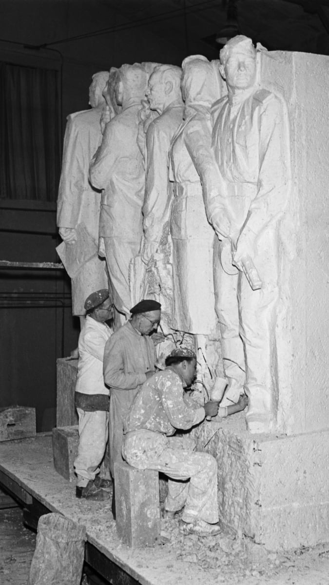 Sochaři pracují na modelu Stalinova pomníku.