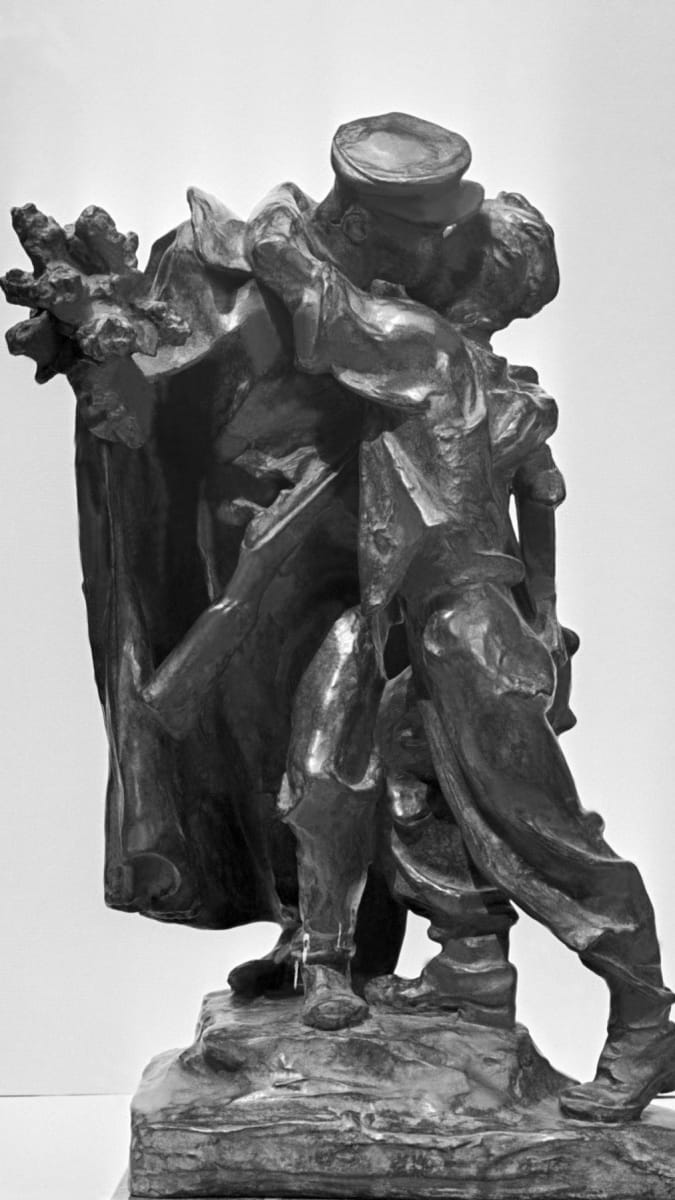 Socha Sbratření od Karla Pokorného, která zobrazuje líbajícího se barikádníka s rudoarmějcem.