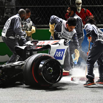 Zbytek monopostu Micka Schumachera po nehodě v Saúdské Arábii.