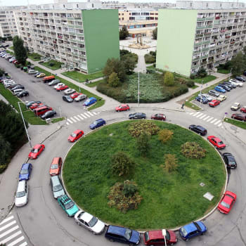 Problémy s parkováním v Praze řidiči řeší třeba i využitím kruhového objezdu. Snímek ze sídliště Velká Ohrada (Ilustrační foto)