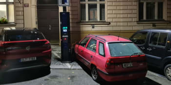 Parkovací místa u nabíječek okupují auta se spalovacím motorem. Hrozí jim jen nízká pokuta