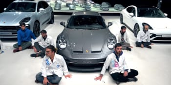 Aktivisté se v autosalonu Porsche přilepili k podlaze. Požadovali právo močit