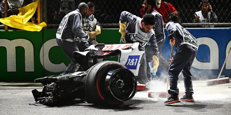 Zbytek monopostu Micka Schumachera po nehodě v Saúdské Arábii